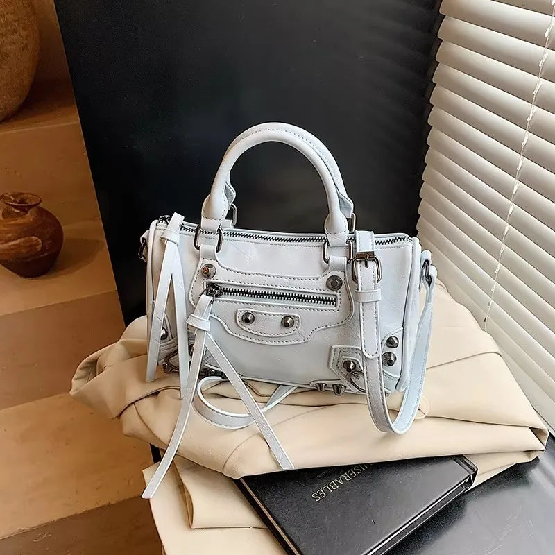 Fashionable Tote Bags For Ladies Made Of Durable Leather With Shoulder Strap From Luxury Brand