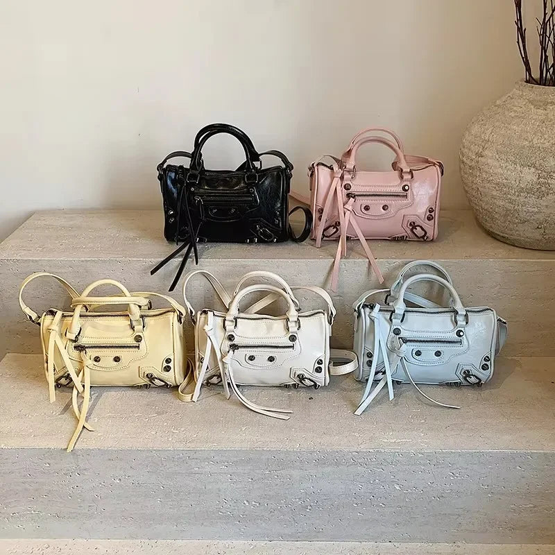 Fashionable Tote Bags For Ladies Made Of Durable Leather With Shoulder Strap From Luxury Brand