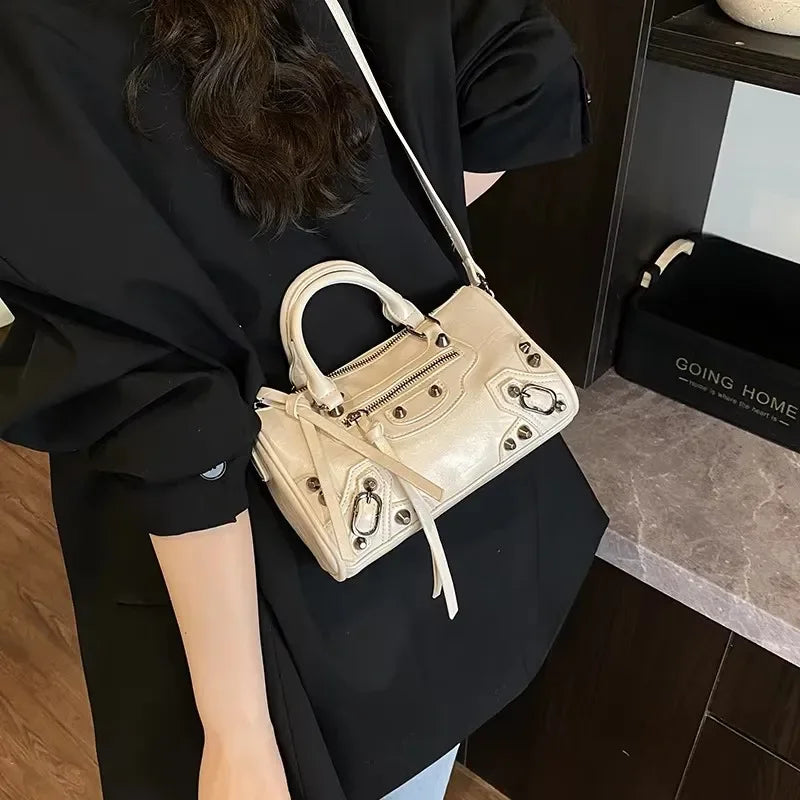 Fashionable Tote Bags For Ladies Made Of Durable Leather With Shoulder Strap From Luxury Brand